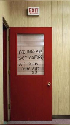 a red door with a sign on it saying feelings are just visitors let them come and go