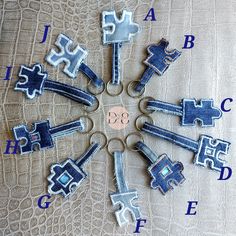 a bunch of keys that are on top of a cloth covered surface with the letters e, b, c, d and f