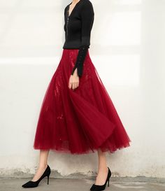 Red Tulle Skirt Outfit, Red Wedding Outfit, Skirt Holiday Outfit, Red Sequin Skirt, Holiday Skirt Outfits, Midi Tulle Skirt, Sequin Skirt Outfit, Red Tulle Skirt, Tulle Skirts Outfit