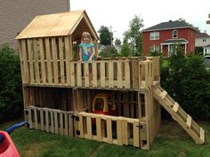 Pallet Tree Houses, Campground Ideas, Playhouse Diy, Backyard Fort, Pallet Kids, Pallet Tree, Pallet Playhouse, Kids Backyard Playground, Play Area Backyard