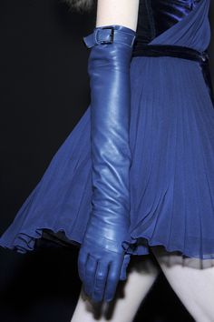 Blue Leather Gloves, Pantone Trends, Detail Couture, Style Bleu, Blue Gloves, Opera Gloves