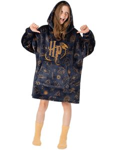 PRICES MAY VARY. HARRY POTTER OVERSIZED BLANKET HOODIE - Snuggle up in this cosy Harry Potter oversized blanket hoodie for kids. It has long sleeves, a hooded neck and a large pocket making it perfect for lounging. ONE SIZE SUITS MOST - The vuddie is one size that is suitable for most. SUPER SOFT FLEECE MATERIAL - The fluffy hoodie is made from 100% polyester for a super soft and comfortable feel. SCATTER ICON DESIGN - The pullover features an all-over print of iconic wizardry icons. If you know Harry Potter Pjs, Harry Potter Blanket, Harry Potter Hoodie, Harry Potter Logo, Harry Potter Girl, Cute Harry Potter, Harry Potter Kids, Harry Potter Merchandise, Kids Christmas Outfits