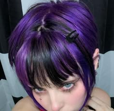 Unique Mid Length Hairstyles, Purple And Black Hair Aesthetic, Black And Colored Hair Short, Violet Hair Ideas, Violet Dyed Hair, Hair Dye Section Ideas, Violet And Black Hair, Violet Hair Aesthetic, Purple Alt Hair