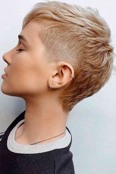 40 Taper Fade Women's Haircuts Ideas To Try This Year Tapered Undercut, Fade Hairstyle, Short Punk Hair, Monochrome Makeup Look, Mullet Haircut, Tapered Haircut, Mohawk Hairstyles