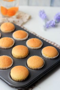 Chinese egg cake/ Mini Chinese sponge cake. It looks like the ones I had in China! If only I had a recipe for this without using an oven so I could make it in China. Chinese Egg Cake Recipe, Egg Cake Recipe, Mini Eggs Cake, Chinese Pastry, Chinese Cake, Eggs Recipes, Asian Cake, Chinese Egg, Cake Calories