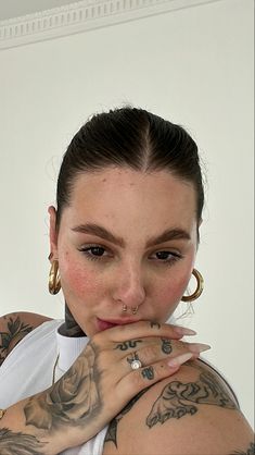 Girl Piercings, Pet Tattoos, Drugstore Makeup Tutorial, Piercings Ideas, Piercings For Girls, E Tattoo, Looks Black, Aesthetic Makeup, Pet Lovers