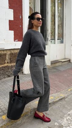 Grey Trousers Outfit Women, Grey Trousers Outfit, Winter Office Outfits, Trousers Women Outfit, Outfits Professional, Classy Pants, Professional Workwear, Interview Outfits, Trousers Outfit