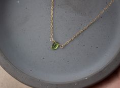 Le collier péridot vert est une pierre de naissance d'août. Ce collier minimaliste est orné d'un petit péridot AAA véritable et d'une délicate chaîne en gold filled 14 carats ou en argent sterling. Laissez-le briller seul ou avec d'autres colliers. Un collier parfait pour tous les jours ! Choisissez votre longueur de chaîne préférée ! Disponible en 14 à 18 pouces de long. Le péridot mesure 5 x 7 mm. Pour choisir la longueur de votre collier, veuillez marquer l'endroit où vous souhaitez accrocher August Birthstone Necklace, Peridot Pendant, Crystal Choker Necklace, Peridot Necklace, Gold Filled Necklace, Jewelry Care Instructions, August Birthstone, Necklace Minimalist, Everyday Necklace