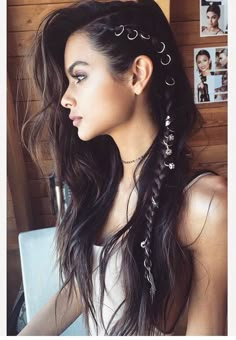 Hair Accessories Trend, 2024 Hair Trends For Women, Half Braided Hairstyles, 2024 Hair Trends, Rocker Hair, Concert Hairstyles, Cool Hair, Rock Hairstyles, Roll Hairstyle