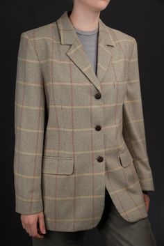 This charming wool blazer, adorned with a classic check pattern, is a delightful choice for both spring and autumn wardrobes. Composed of a light wool blend (45% wool, 55% polyester), it offers both warmth and breathability, perfect for transitional weather. The blazer is in very good condition and has been well-preserved, with no noticeable signs of wear, reflecting its quality and care. Size M is indicated. I am 175cm (5.9ft) tall and usually also wear a size M.  Shoulders: 42 cm ~ 16.54 inche Classic Plaid Sport Coat For Office, Classic Plaid Blazer For Business Casual, Classic Plaid Sport Coat For Work, Plaid Wool Sport Coat For Work, Classic Plaid Tweed Jacket With Notch Lapel, Classic Plaid Wool Sport Coat, Timeless Plaid Blazer For Work, Classic Single-breasted Plaid Blazer, Classic Wool Plaid Sport Coat