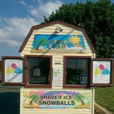 a small ice cream stand on the side of a road