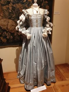 1600 Italian Fashion, Victorian Dress Sleeves, Late 1500s Fashion, 1700s Royal Fashion, 1600s Fashion Dresses, Late 1600s Fashion, 1600s French Fashion, 1490s Dress, 1700 Womens Fashion