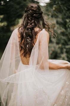 the back of a bride's dress is shown