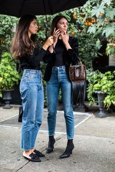 Outfit básico con jeans. Look monocromático. Ideas moda femenina. #lulalogy Rihanna Street Style, Looks Jeans, Denim Outfits, Chique Outfits, Denim On Denim, Look Retro, Model Street Style, Moda Jeans, Trendy Swimwear