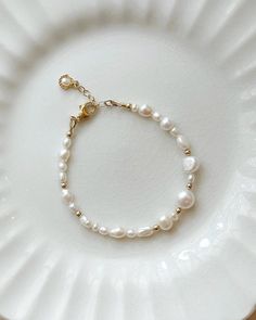 Please review the bracelet sizing guide below for the perfect fit! This gorgeous freshwater Pearl bracelet is hand crafted with a unique mix of genuine organic shaped Baroque Pearls. The natural Pearls are accented with sensitive skin safe 14K Gold Filled or 925 Silver. The tiny shell charm with Pearl gives this bracelet a summery beach vibe. This bracelet is the perfect combination of dainty and statement!  * 14K Gold Filled or 925 Sterling 11mm Silver clasp, tiny shell charm, and accents * Cho Coastal Jewelry, Beachy Jewelry, Basic Jewelry, Freshwater Pearl Bracelet, Keepsake Jewelry, Freshwater Pearl Necklaces, Silver Accents, Summer Jewelry, Beach Vibe