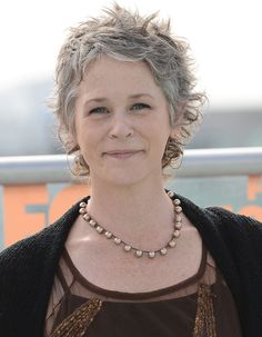 Pendant longtemps, Melissa McBride enchaîne les petits rôles à la télévision, si bien qu’elle mène aussi une carrière dans les castings. Après sa participation à « The Mist », adapté du livre de Stephen King, elle obtient le rôle de Carol, qui lui vaut un Satellite Award de la meilleure actrice... Grey Hairstyle, Carol Peletier, Shag Cut, Curly Pixie Haircuts, Melissa Mcbride, Short Shag Hairstyles, Beautiful Gray Hair