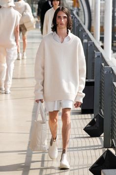 Total White Outfit, Paris Street Style Spring, Paris Fashion Week Men, Men's Knitwear, Total White, Milan Street Style, Menswear Runway, Men Fashion Show, Snow Outfit