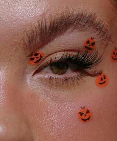 Halloween Makeup Looks Pretty, Howlloen Makeup, Halloween Eyeliner Pumpkin, Cute Halloween Makeup Simple, Simple Halloween Makeup Looks For School, Spooky Cute Makeup, Halloween Ghost Eyeliner, Halloween Cute Makeup Ideas, Pumkin Makeup Easy