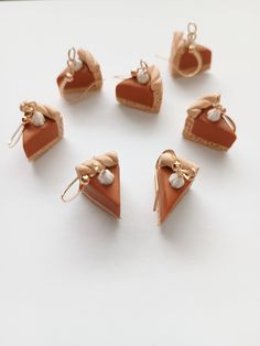 Polymer clay pumpkin pie earrings. Thanksgiving Polymer Clay Earrings, Thanksgiving Polymer Clay, Fimo Clay Earrings, Pie Earrings, Clay Pumpkin, Sculpting Ideas, Earrings Food, Food Earrings, Pumpkin Earrings