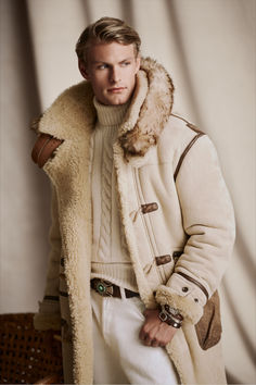 Effortless sophistication is captured in styles with vintage inspirations including outerwear like the #PoloRalphLauren Leather-Trim Shearling Toggle Coat. Sheepskin Coat Mens, Best Casual Wear For Men, Ralph Lauren Winter, Versace Print, Toggle Coat, Luxury Jacket, Rugby Fashion, Fancy Suit, Ralph Lauren Menswear