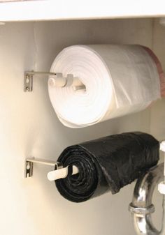 an image of a roll of toilet paper on the wall with text that reads, simple diy project trash bags on a roll