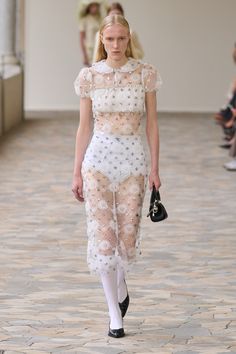 Vivetta Spring 2025 Ready-to-Wear https://www.vogue.com/fashion-shows/spring-2025-ready-to-wear/vivetta/slideshow/collection#21 Romantic Outfit, Milano Fashion Week, Vogue Runway, Christian Clothing, Outfit Set, Runway Fashion, Fashion Inspo Outfits