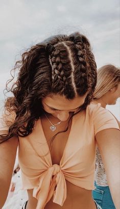 MEDIA COLETA DE TRENZAS Divide tu cabello por la mitad, toma dos mechones y trénzalos por separado hacia atrás. Sujeta con pequeñas liguitas y luce el resto de tu cabello chino suelto. Puedes hacerlas tan gruesas como desees. Beachy Hair, Beach Hairstyles Medium, Soluble Fiber, Peinados Fáciles Para Cabello Corto, Sporty Hairstyles, Easy Hairstyles For Long Hair, Volleyball Hairstyles, Beach Hair