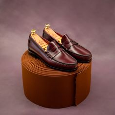 Unlined Penny Loafers 80678 in burgundy Varik. Finished on our classic Xim last, which is exclusive for loafers, and mounted on a Tomir rubber sole. Rubber Sole