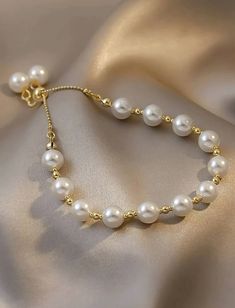 White Pearls Jewelry, Pearl Jewelry Bracelets, Mens Pearl Jewelry, White Jewellery, Embellished Fashion, Pearl Jewelry Design, Teen Jewelry, Fancy Jewellery Designs, Pearl Decor