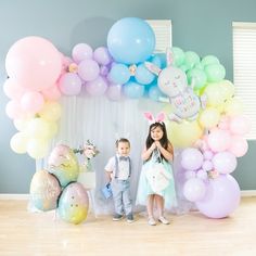 DIY Balloon Arch Light Pink, Blue, Green, Yellow and Purple Balloons with Easter bunny and Easter eggs Easter Balloon Decor, Spring Party Decorations, Deco Ballon, Balloon Garland Diy, Garland Diy, Gold Confetti Balloons, Pastel Balloons, Diy Balloon