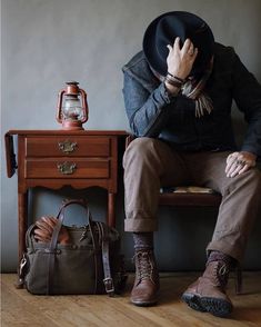 Mountain Men, Mode Inspo, Khaki Chinos, Gentleman Style, Mens Casual Outfits, Fashion Photoshoot, Men Winter