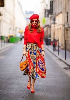 Los mejores looks de street style del mundo son de Zara- ElleSpain Moda Casual Chic, Red Skirts, Street Style Inspiration, Outfit Combinations, Casual Chic Style, Outfits Casuales, Colorful Fashion