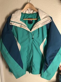 Cozy up this fall in this cute North Face Coat. Zipper issue, but velcros and GREAT quality North Face Jacket Women's, North Face Coat, Fall Yall, Christmas 2020, North Face Jacket, The Fall, North Face, Rain Jacket, The North Face