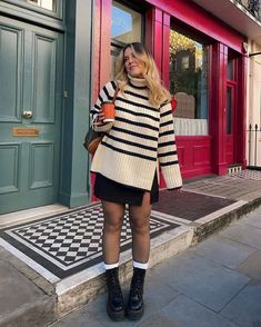 Jumper With Skirt Outfit, Autumn Drinks Outfit, How To Style Jumper, Cute Fall Outfits With Skirts, Hot Autumn Outfits, Outfit Inspirations Midsize, Autumn Midsize Outfits, Skirt With Jumper, Fall Jumper Outfit