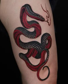 tatuaggio di un serpente rosso e anche nero Snake Tattoo Meaning, Red Dragon Tattoo, Sanskrit Tattoo