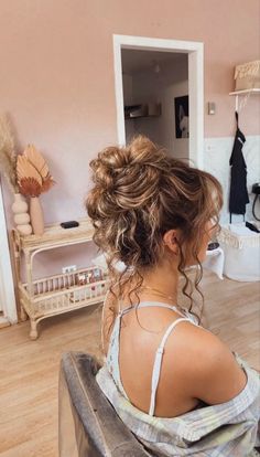 Bun With Curls, High Bun Hairstyles, Curly Bun Hairstyles, Prom Hair Updo, Quince Hairstyles, Prom Hairstyles For Long Hair