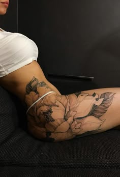 cool floral hip tattoos for girls Tattoo Pierna Mujer, Bum Tattoo Women, Side Hip Tattoos, Side Thigh Tattoos, Masculine Tattoos, Tattoos Women