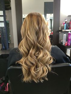 Perfect hair ❤️ Blond hair Curly hair Curled Balayage Hair, Full Balayage Hair, Curled Hair Ideas, Blond Hair Curly, Honey Blonde Hairstyles, Curls Blonde Hair, Blonde Curled Hair, Wavy Hair Blonde, Blond Curly Hair