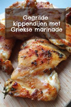 grilled chicken on a cutting board with text overlay that reads, gegride kippendien met griekse marinade