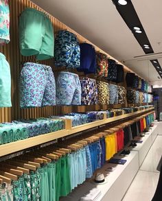 Clothing Store Interior Design Ideas, Store Shelves Design, Retail Store Interior Design, Modern Cupboard Design, Store Design Boutique, Retail Interior Design