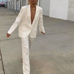 Lara Stone, Walking Down The Street, Nye Outfits, Looks Street Style, White Party, Mode Inspo, Looks Style, Mode Inspiration, White Blouse