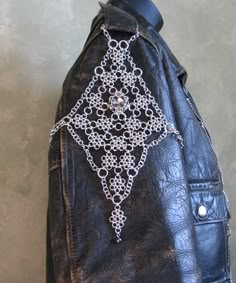 Chainmail Clothing, Look Grunge, Chainmail Jewelry, Diy Vetement, Chain Maille Jewelry, Lace Jacket, Chain Mail, Mode Inspo, Jewelry Inspo