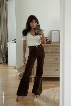 Brown Flare Pants Outfit, Brown Jeans Outfit, Flare Pants Outfits, Flares Outfit, Flare Outfit, Brown Flare Pants, Brown Pants Outfit, Rollas Jeans, Corduroy Pants Outfit