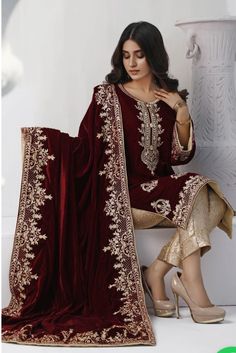 Velvet Dupatta, Party Kleidung, Simple Pakistani Dresses, Embroidery Suits Design, Designer Dresses Casual