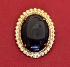 A brooch with a simple yet elegant form. Gemstone Brooch, Vintage Black, Brooch Pin, Brooches, United States, Gemstones, Gold, Black