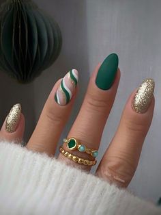 matte emerald green and gold almond nails Nails Gorgeous, Green Nail Designs, Christmas Nails Easy, Makijaż Smokey Eye, Christmas Nails Acrylic, Festival Nails, Dipped Nails