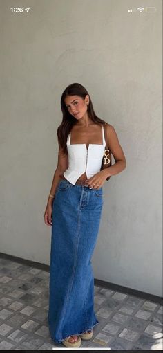 Amanda Batula Outfits, Dekota Thompson Outfit, Look Legging, Denim Skirt Outfits, Skandinavian Fashion, Europe Outfits, Long Denim Skirt, Neue Outfits, Looks Street Style