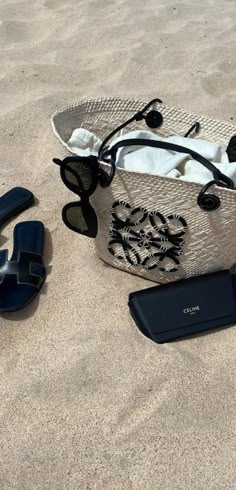 Vacation Accessories Aesthetic, Vacation Details Aesthetic, Luxury Summer Aesthetic, Luxury Beach Aesthetic, Aesthetic Holiday Pictures, Beach Essentials Aesthetic, Beach Bag Outfit, Aesthetic Beach Bag, Beach Bag Aesthetic