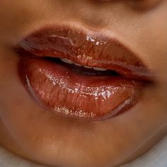 Brown Lip Gloss Aesthetic, Brown Glazed Lips, Dark Brown Lip Liner With Gloss, Brown Lipgloss Aesthetic, Brown Lip Gloss On Brown Skin, Brown Lined Lip, Brown Lipstick Aesthetic, Brown Lip Makeup Look, Brown Glossy Lips