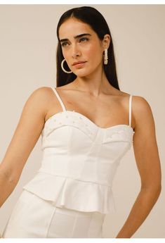 Cropped Peplum Portinari com Pérolas Duquesa:  Confeccionado em alfaiataria mais estruturada, caimento empapelado, com estética encorpada, recortes pespontados. Cropped Lovlity estilo peplum com pregas. Com alça removível, busto duplo com recortes e pala com matelassê pespontado com bordo de pérolas.   Medida da Rebeca (morena): Altura 1,76| Busto 86 | Cintura 63 cm | Quadril 94 cm | Manequim 36/38  Medida da Sasha (loira): Altura 1,80| Busto 83 | Cintura 64 cm | Quadril 92 cm | Manequim 36/38 Off White, Blazer